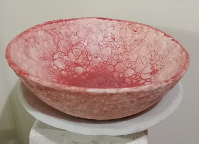 Ensaladera con tecnica burbujas rojas