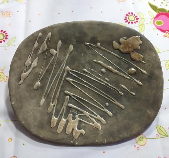 Fuente gris con adornos